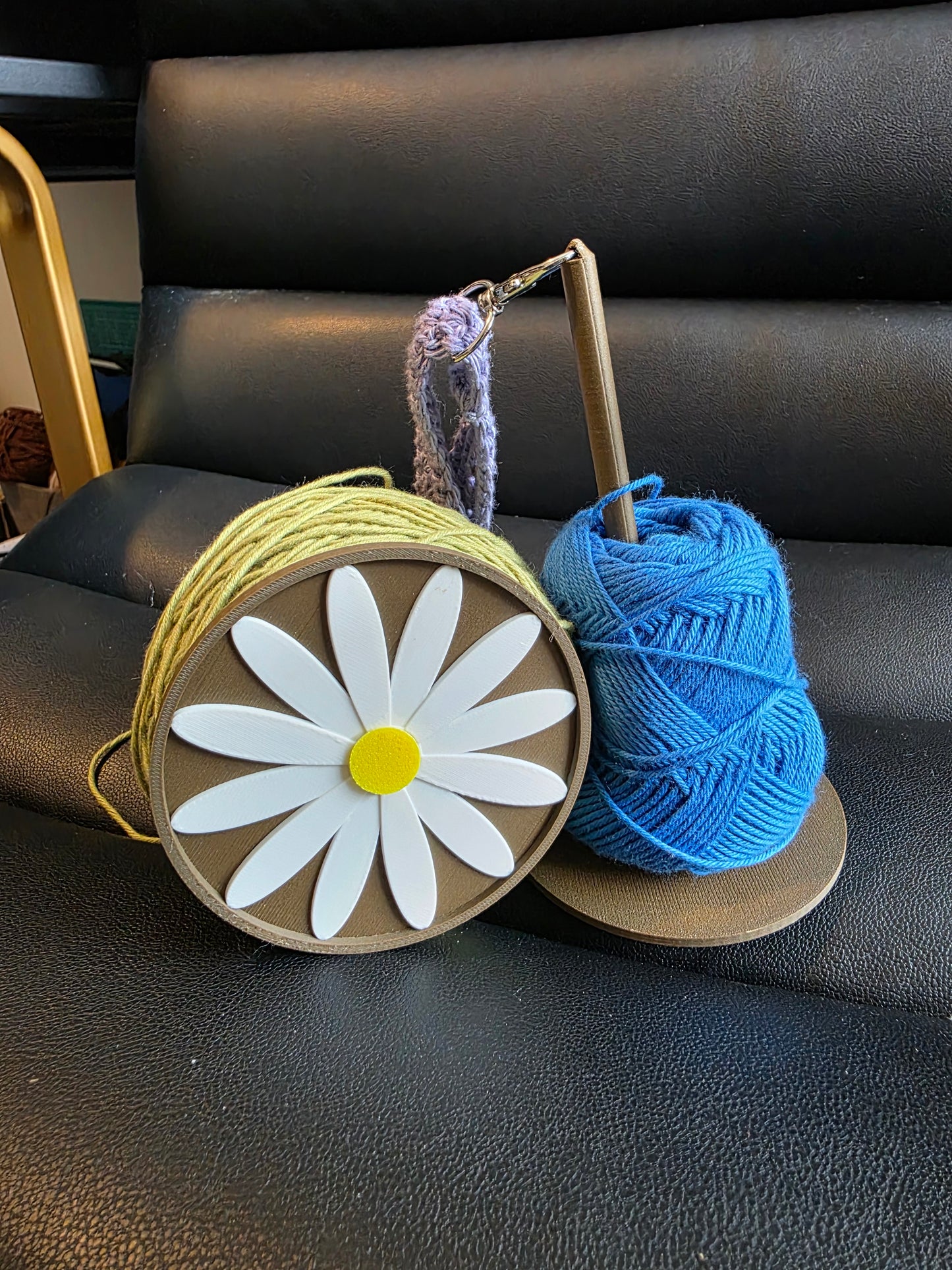 Wristlet yarn spindle
